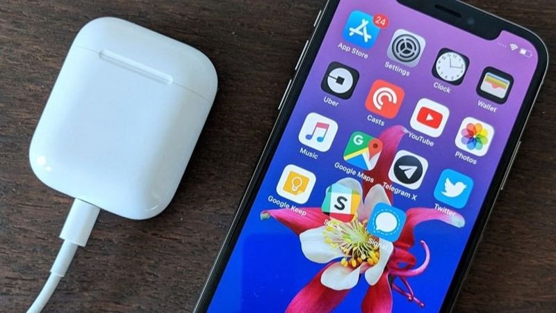 Hình ảnh so sánh các loại cáp sạc khác nhau cho tai nghe Bluetooth