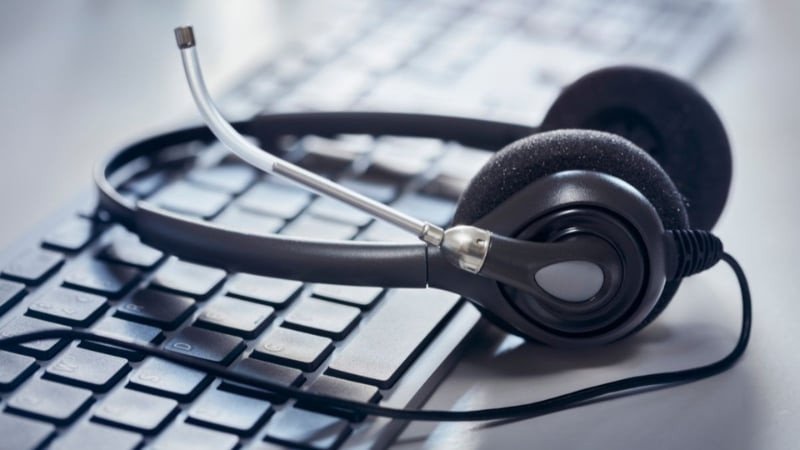 Hình ảnh tập trung vào thiết kế over-ear và chất liệu đệm tai của tai nghe gaming