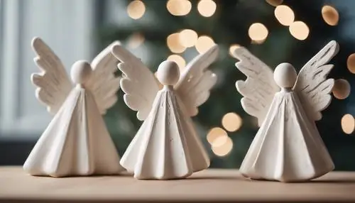 Thiên Thần Gốm Sứ Trắng Và Cây Thông Noel Bằng Gỗ Trong Bối Cảnh Tối Giản