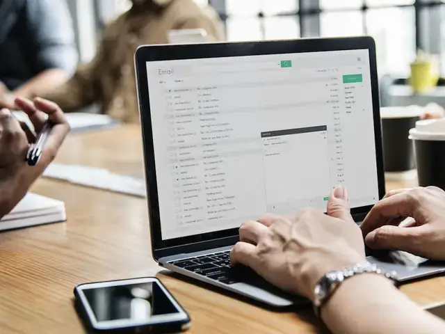Tại Sao Cần Tải File Từ Gmail Về Máy Tính?