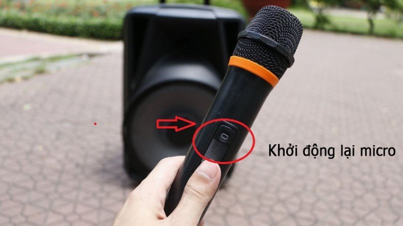 Kiểm tra và thay pin mới cho micro không dây để đảm bảo hoạt động ổn định