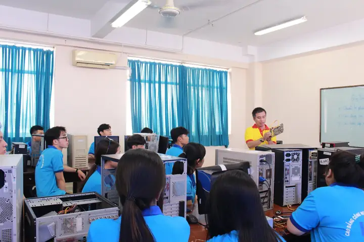 Kỹ Thuật Sửa Chữa, Lắp Ráp Máy Tính – Ngành Học Đầy Triển Vọng
