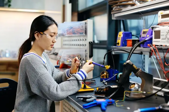 Công Nghệ Thông Tin Đã Trở Thành Một Phần Không Thể Thiếu Trong Cuộc Sống Ngày Nay. Với Vai Trò Tiên Phong Trong Lĩnh Vực Này, Đang Thu Hút Sự Quan Tâm Của Đông Đảo Bạn Trẻ. Tuy Nhiên, Liệu Mức Lương Của Ngành Kỹ Thuật Máy Tính Có Thực Sự Hấp Dẫn Và Cơ Hội Việc Làm Có Rộng Mở Không? Cùng Tìm Hiểu Rõ Hơn Trong Bài Viết Sau.