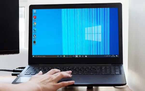 Sửa Màn Hình Laptop Bị Sọc Dọc Màu Xanh Bao Nhiêu Tiền?