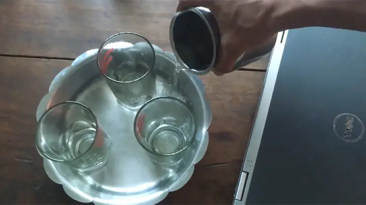 Bước 2: Đổ Nước Vào Khay