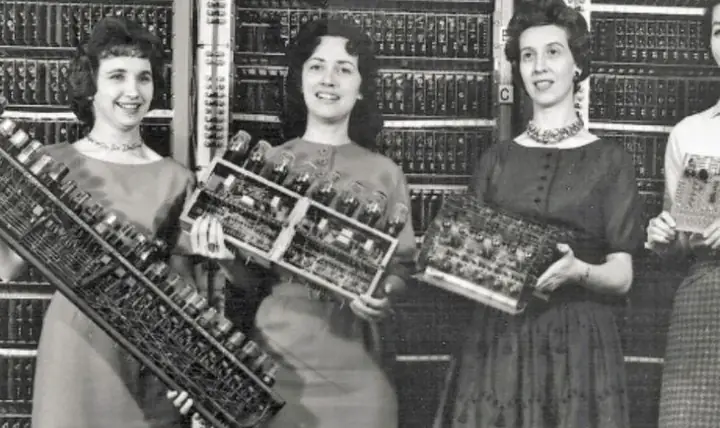 Các Thành Phần Cơ Bản Của Máy Tính Điện Tử