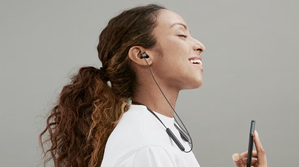Microphone chất lượng cao trên tai nghe Sony WI-C100