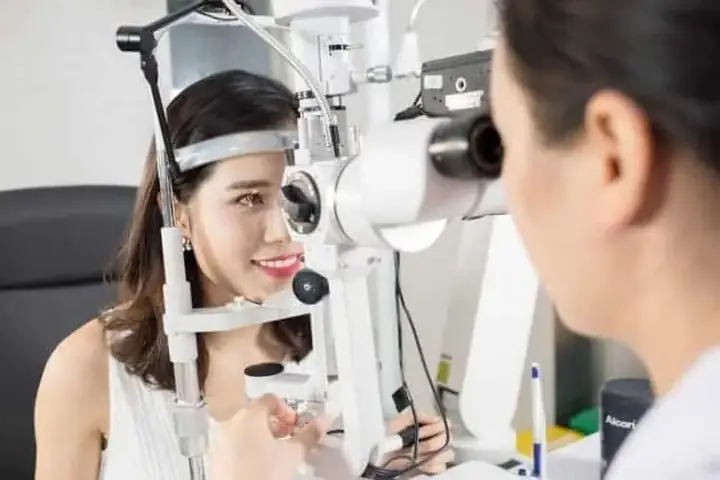 Cách Trị Mỏi Mắt Khi Ngồi Máy Tính Nhiều: Khám Mắt Toàn Diện Định Kỳ