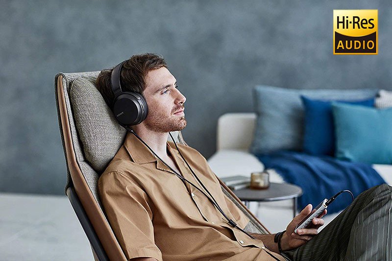 Một tai nghe over-ear cao cấp được kết nối với DAC rời, thể hiện hệ thống nghe Hi-Res chuyên nghiệp
