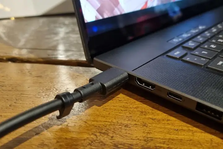 Sử Dụng Đúng Cổng Sạc Pin Laptop