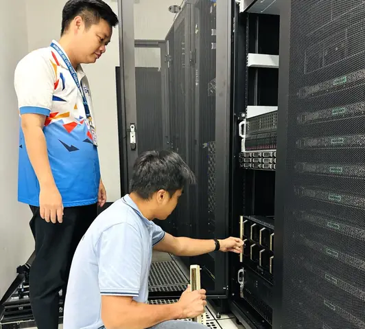 Các Nghiên Cứu Viên Trường Đại Học Công Nghệ Thông Tin (đại Học Quốc Gia Tp.hcm) Đang Kiểm Tra Kết Cấu Và Linh Kiện Siêu Máy Chủ Ai Nvidia Dgx A100 Vừa Được Nhập Về Trường - Ảnh: Trương Dũng Các Nghiên Cứu Viên Trường Đại Học Công Nghệ Thông Tin (đại Học Quốc Gia Tp.hcm) Đang Kiểm Tra Kết Cấu Và Linh Kiện Siêu Máy Chủ Ai Nvidia Dgx A100 Vừa Được Nhập Về Trường - Ảnh: Trương Dũng