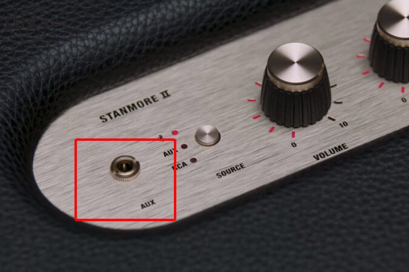 Sử dụng cáp 3.5mm để kết nối loa Marshall với điện thoại
