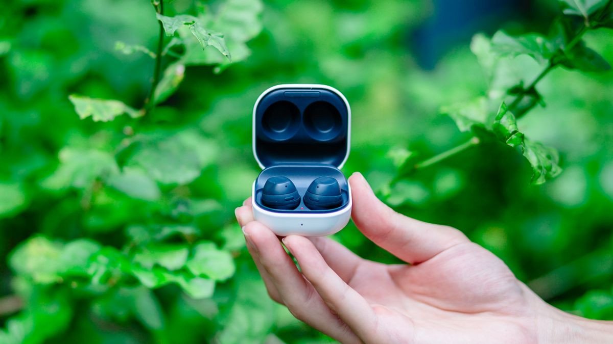Tai nghe không dây Samsung Galaxy Buds FE với thiết kế ôm tai