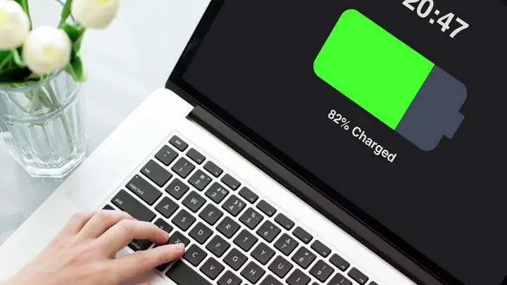 Vừa Sạc Pin Vừa Dùng Laptop Có Sao Không?