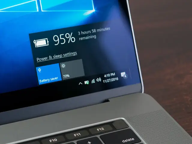Vừa Sạc Pin Vừa Dùng Laptop Có Sao Không? Vừa Sạc Pin Vừa Dùng Laptop Có Sao Không?