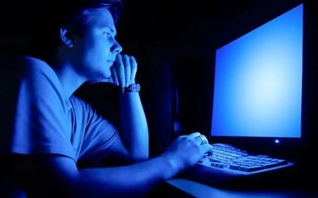 Tại Sao Chúng Ta Phải Quan Tâm Đến Tác Động Của Ánh Sáng Xanh?