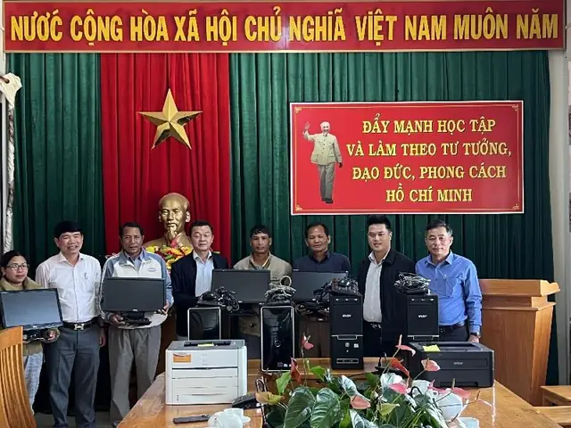 Tổ Công Tác Số 6 Trao Máy Vi Tính Và Máy In Cho Các Chi Bộ Thôn Trên Địa Bàn Xã Đưng K’nớ
