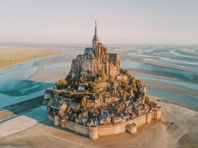 Top Điểm Du Lịch Tại Pháp: Khám Phá Xứ Sở Thần Tiên 2026 Đảo Mont Saint-Michel với tu viện cổ kính