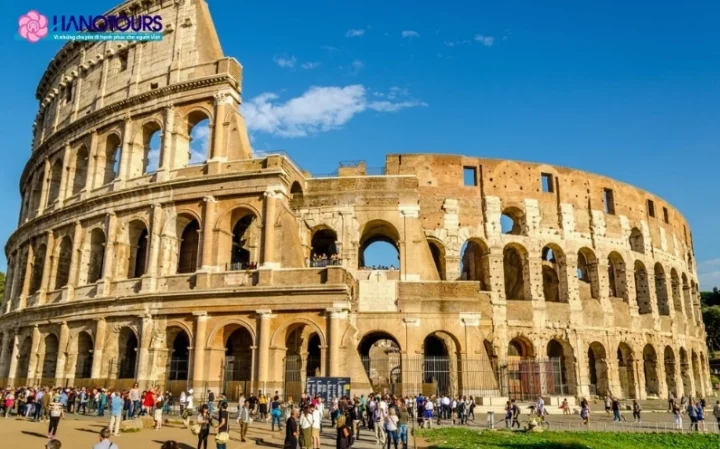 Đấu Trường La Mã Nằm Tại Đâu Ở Italia? Khám Phá Biểu Tượng Vĩnh Cửu Bên trong Đấu Trường La Mã với các tầng bậc khán đài
