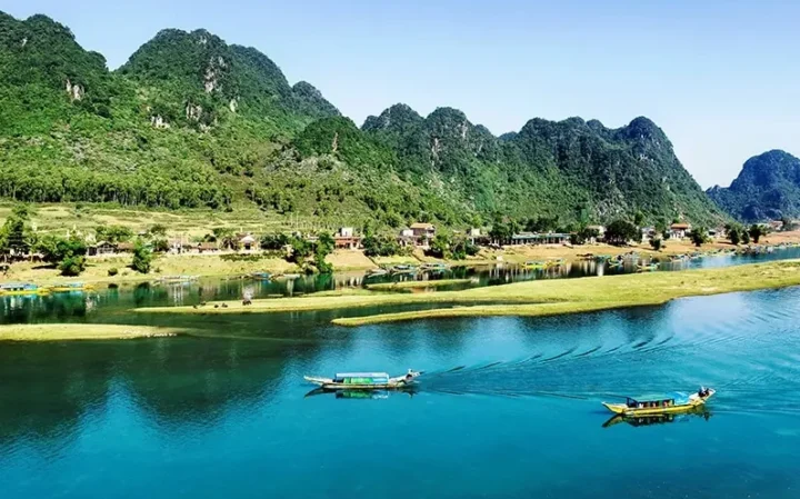 Bên trong Động Phong Nha với thạch nhũ lấp lánh