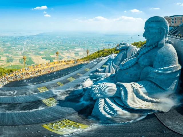 Du khách tham quan khu vực tượng Phật Di Lặc Núi Bà Đen