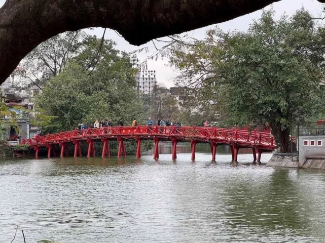 Truyền thuyết Hồ Gươm và mối liên hệ với di tích lịch sử nước ta Đền thờ Vua Lê tại Lam Kinh