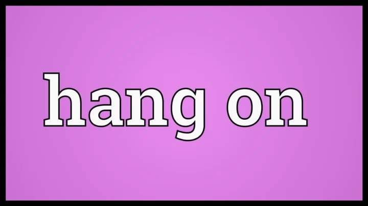 Hai người đang thảo luận về sự khác biệt giữa các từ