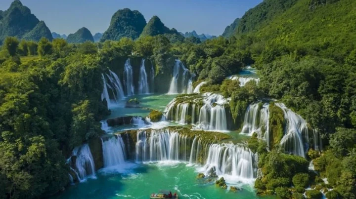 Hồ Gươm lung linh về đêm