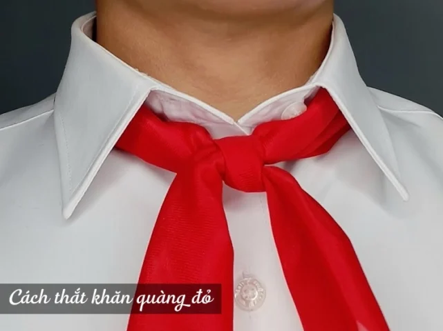 Bí Quyết Quàng Khăn Đỏ Đúng Cách Chuẩn Phong Thái 2026 Hướng dẫn thắt khăn đỏ cơ bản