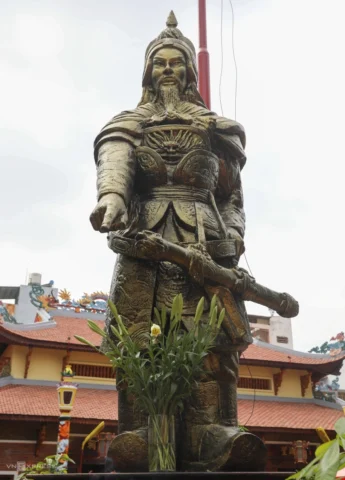 Không gian trang nghiêm bên trong đền