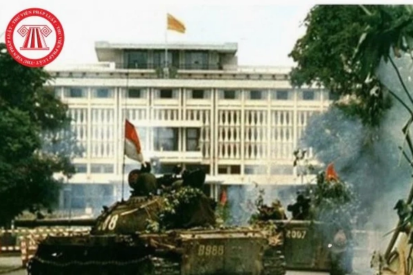 Người lính cắm cờ trên nóc Dinh Độc Lập