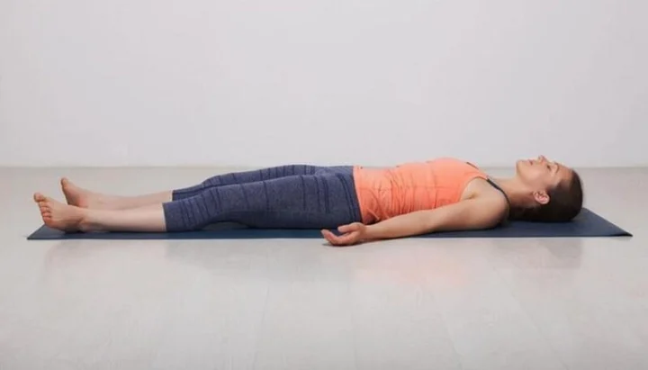 Người thực hành thiền nằm thư giãn