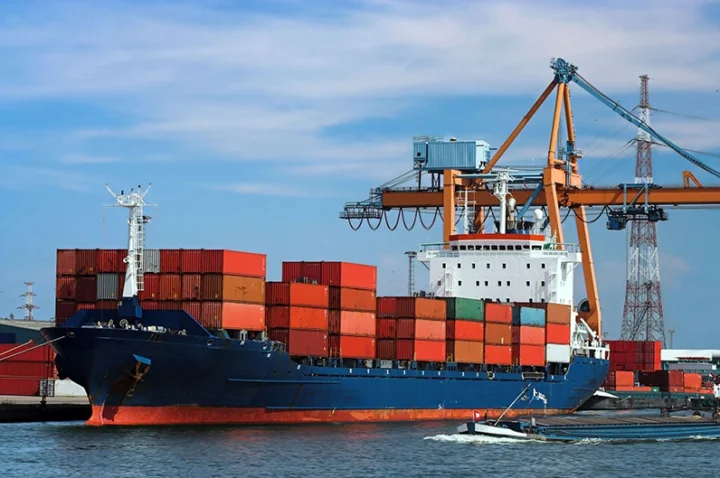Nước ta có điều kiện thuận lợi để phát triển giao thông vận tải đường biển chủ yếu do?