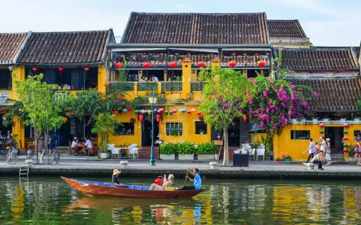 Top Điểm Du Lịch Hội An Hấp Dẫn Nhất 2026 Phố cổ Hội An về đêm với đèn lồng lung linh