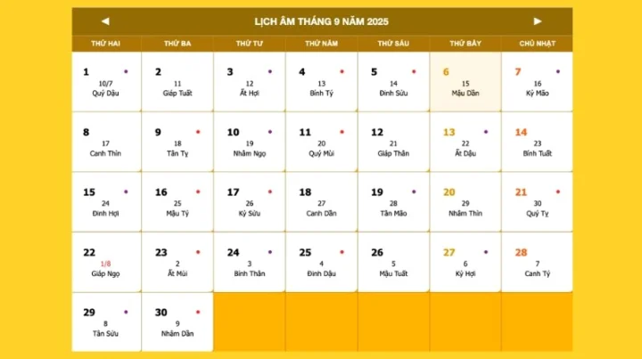 Phụ nữ đang chuẩn bị mâm cỗ cúng ngày rằm