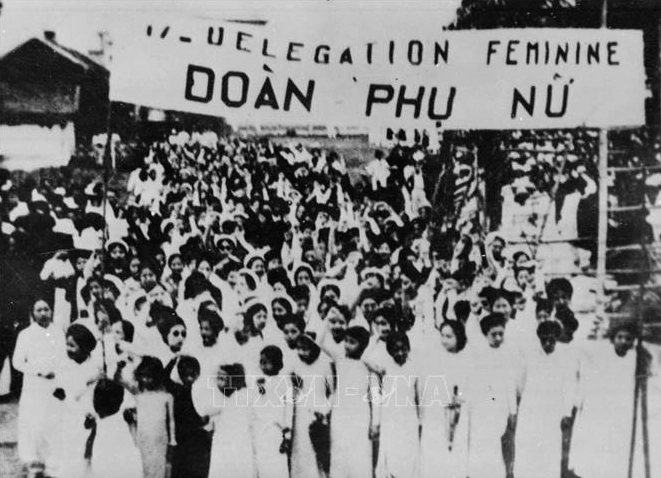 Lịch sử Ngày 20/10: Nguồn Gốc, Ý Nghĩa và Sự Phát Triển Phụ nữ Việt Nam trong trang phục truyền thống