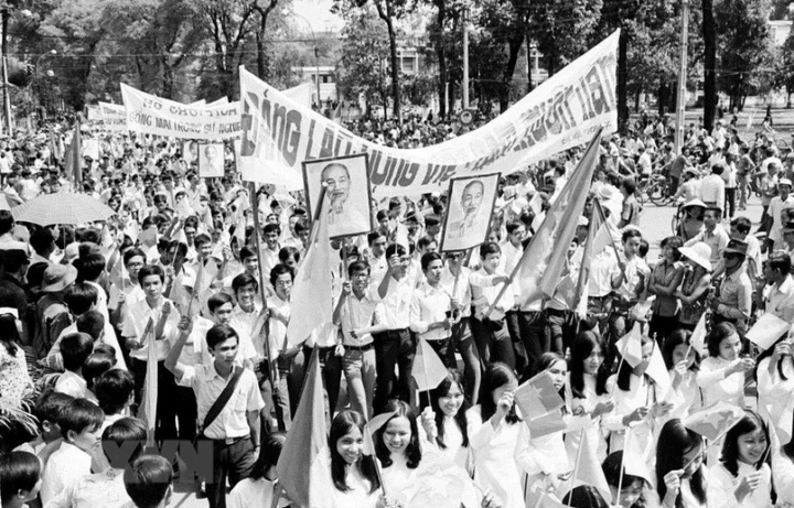 Cuộc kháng chiến chống Mỹ cứu nước của nhân dân Việt Nam kết thúc thắng lợi vào năm nào? Quân giải phóng tiến vào Dinh Độc Lập