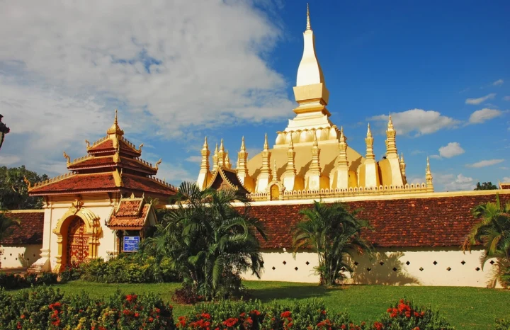 Thạt Luổng về đêm lung linh dưới ánh đèn