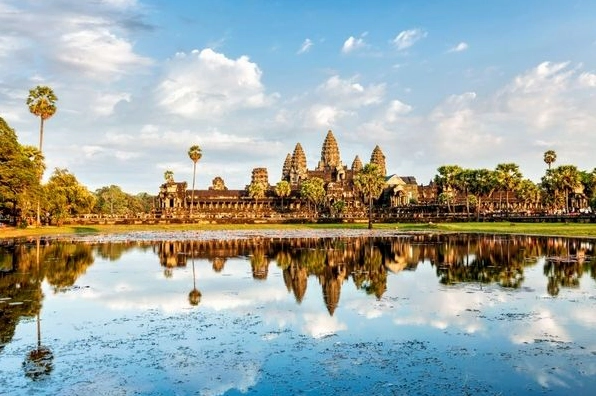 Toàn cảnh đền Angkor Wat nhìn từ xa