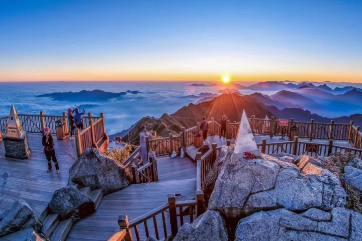 Toàn cảnh Sapa nhìn từ núi Hàm Rồng