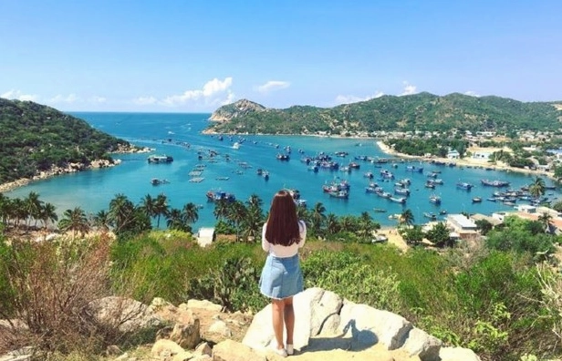 Điểm Du Lịch Vĩnh Hy: Khám Phá Thiên Đường Biển Ninh Thuận 2026 Toàn cảnh Vịnh Vĩnh Hy nhìn từ trên cao