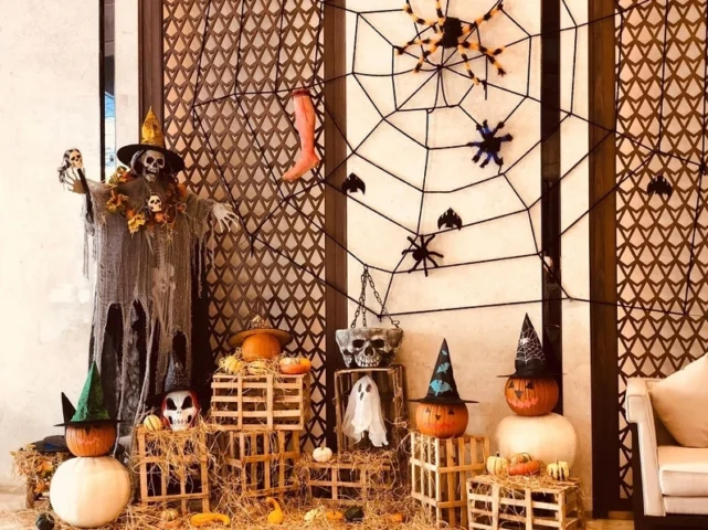 Trang trí Halloween với màu cam và đen