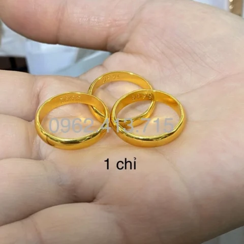 Giá Nhẫn Vàng Trơn 1 Chỉ 2026: Cập Nhật Mới Nhất & Tư Vấn Mua Cận cảnh nhẫn vàng trơn 1 chỉ vàng 24K