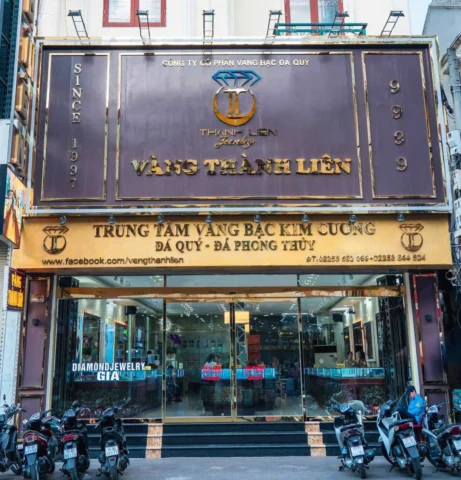 Cận cảnh trang sức vàng đính đá quý