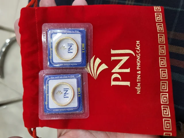 Giá Vàng Nhẫn PNJ 2026: Dự báo, Phân tích & Lời khuyên Đầu tư Cửa hàng PNJ trưng bày trang sức vàng