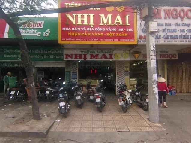 Tiệm Vàng Nhị Mai: Uy Tín Vàng, Sáng Mãi Niềm Tin Cửa hàng Tiệm Vàng Nhị Mai trưng bày các sản phẩm trang sức