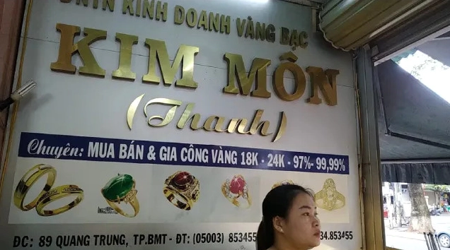 Giá vàng 9999 hôm nay Kim Môn BMT: Cập nhật 2026 Cửa hàng vàng tại Kim Môn BMT trưng bày sản phẩm vàng 9999