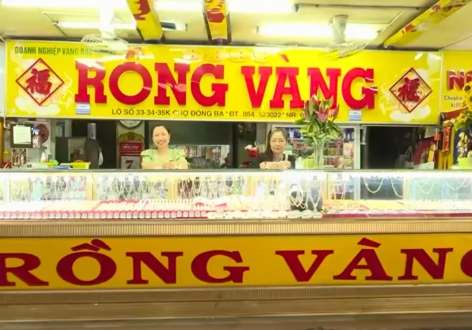 Rồng Vàng Huế: Biểu Tượng May Mắn và Thịnh Vượng Từ Xứ Huế Hình ảnh rồng vàng Huế tinh xảo