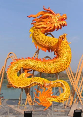 Rồng Vàng Huế: Biểu Tượng May Mắn và Thịnh Vượng Từ Xứ Huế Nghệ nhân chế tác rồng vàng Huế