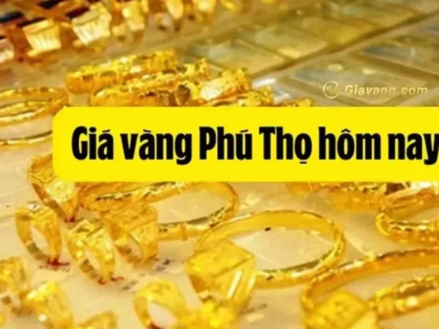 Người dân xem bảng giá vàng tại cửa hàng